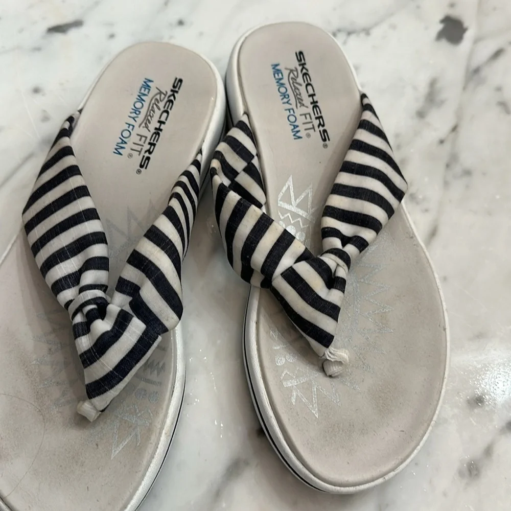 Sketchers Upgrade thong sandal nautical stripe EUC size 6 navy white